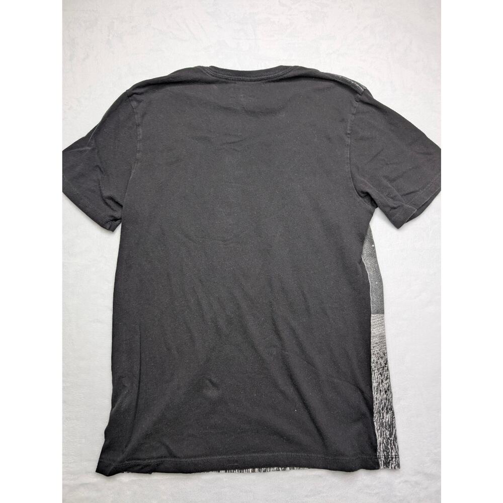 True Religion World Tour Mens T-Shirt XS Planet Stargazing Couple Park Bench Y2K - Picture 3 of 4